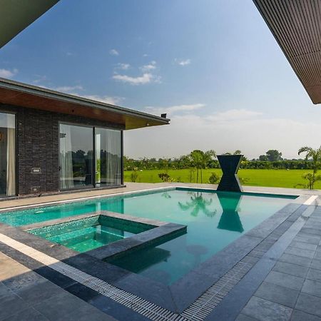 Stayvista'S Anantam - Luxury 4Br Villa With Huge Swimming Pool In Delhi New Delhi Exteriör bild