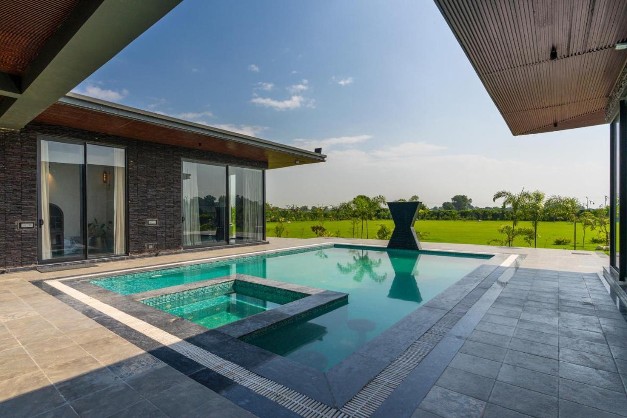 Stayvista'S Anantam - Luxury 4Br Villa With Huge Swimming Pool In Delhi New Delhi Exteriör bild
