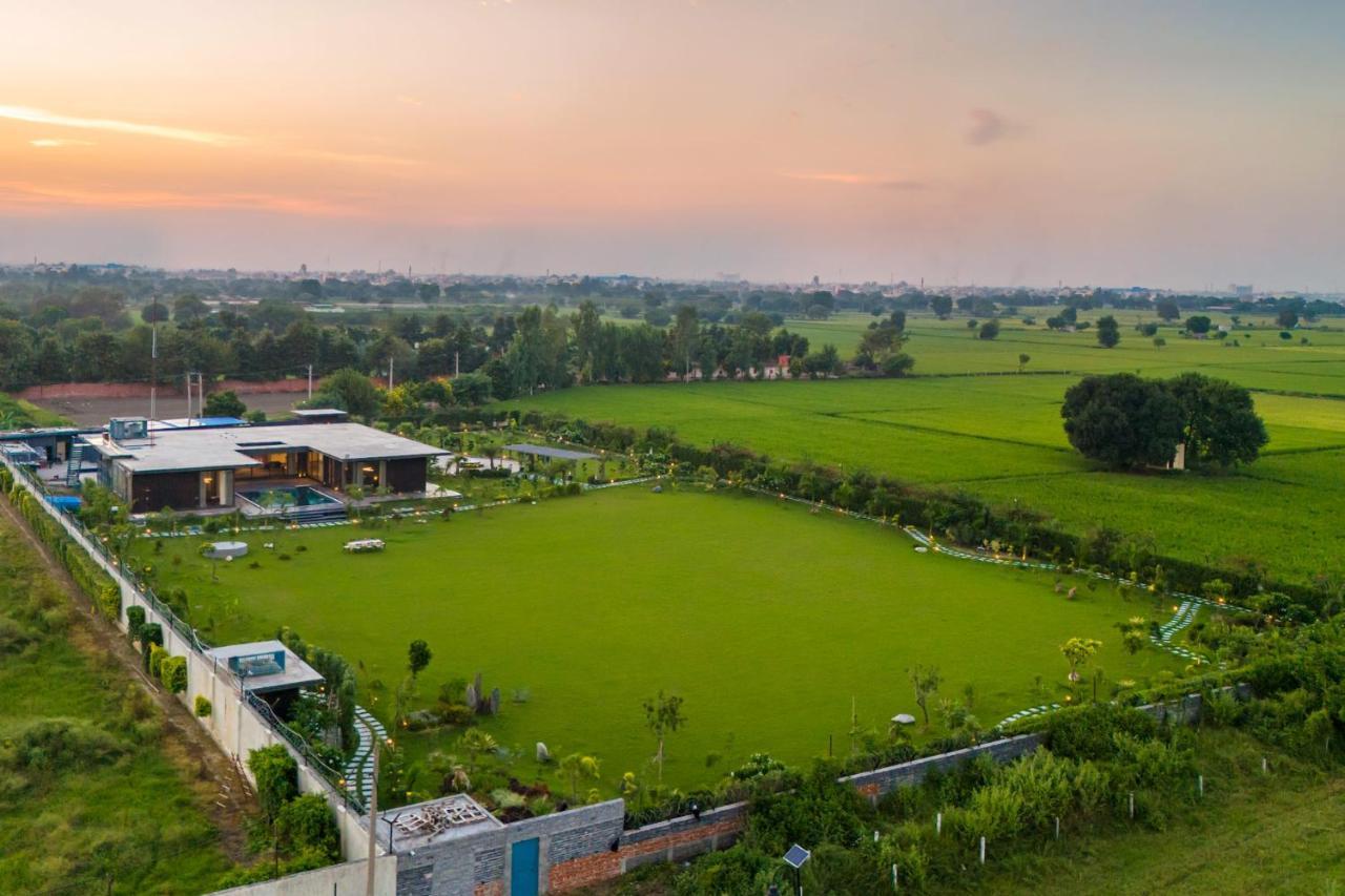 Stayvista'S Anantam - Luxury 4Br Villa With Huge Swimming Pool In Delhi New Delhi Exteriör bild