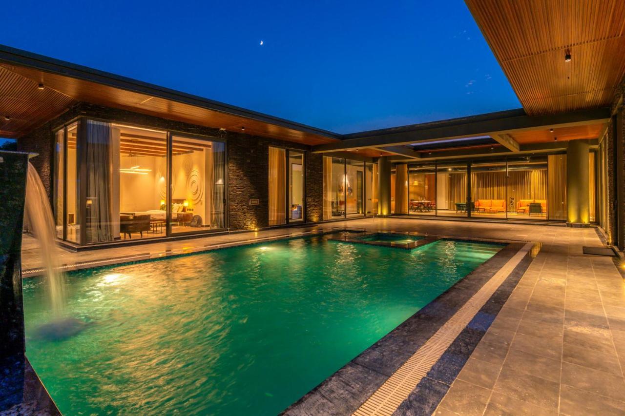 Stayvista'S Anantam - Luxury 4Br Villa With Huge Swimming Pool In Delhi New Delhi Exteriör bild