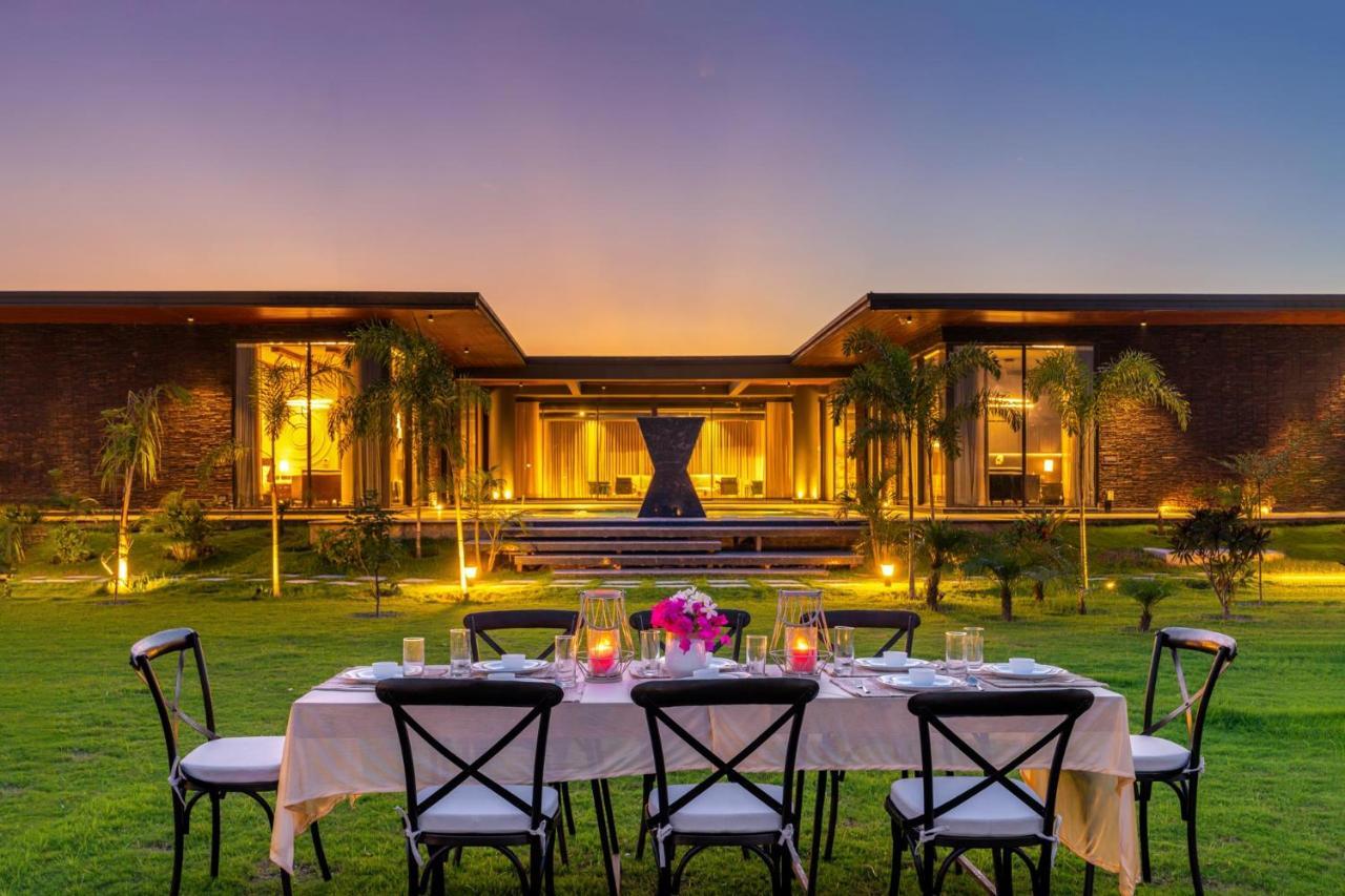 Stayvista'S Anantam - Luxury 4Br Villa With Huge Swimming Pool In Delhi New Delhi Exteriör bild