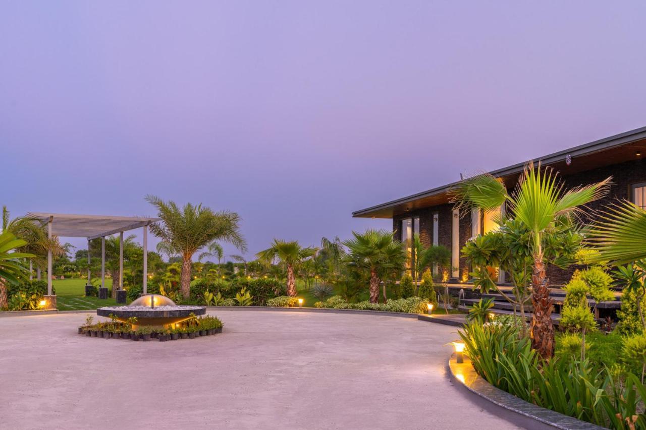 Stayvista'S Anantam - Luxury 4Br Villa With Huge Swimming Pool In Delhi New Delhi Exteriör bild